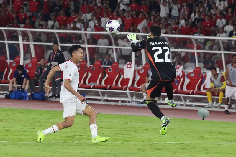 Gelandang serang Timnas Indonesia Marselino Ferdinan (kiri) saat berhadapan dengan kiper Arab Saudi Ahmed Alkassar. Marcelo cetak dua gol kemenangan Indonesia.