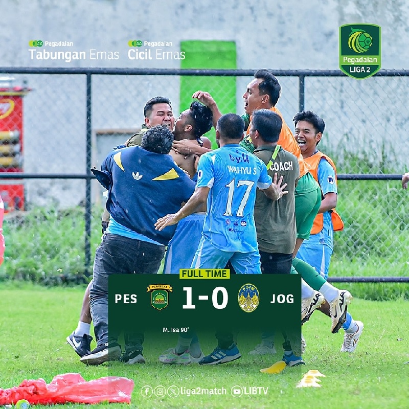 Pemain dan ofisial Persikan Subang merayakan gol M Isa ke gawang PSIM Yogyakarta yang jadi kemenangan perdana tim berjuluk Singa Subang itu di Peagdain Liga 2 musim ini.