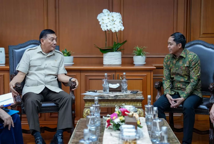 Menteri Kehutanan (Menhut) Raja Juli Antoni bertemu dengan Menteri Pertahanan Sjafrie Sjamsoeddin di Jakarta, Rabu (19/11).