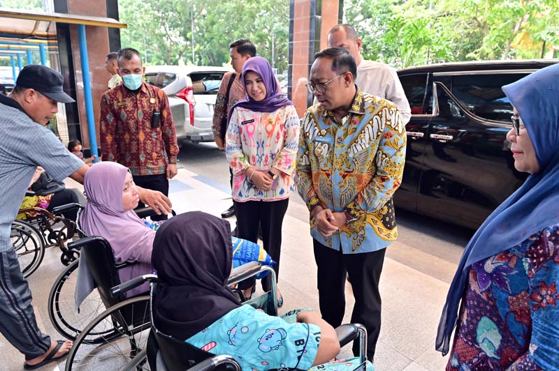 Penjabat Gubernur Riau Rahman Hadi didampingi Direktur RSUD Arifin Achmad Provinsi Riau Wan Fajriatul berbincang-bincang dengan pasien, baru-baru ini.