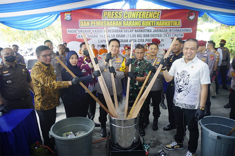 Kapolda Riau Irjen Pol Mohammad Iqbal saat melakukan pemusnahan narkotika jenis sabu bersama beberapa pejabat terkait lainnya, Kamis (21/11/2024).