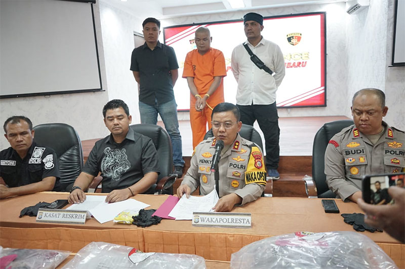 Wakapolresta Pekanbaru AKBP Henky Poerwanto bersama Kasatreskrim Kompol Bery Juana Putra SIK memberi keterangan saat ekspos kasus pembunuhan di Aula Zapin Mapolresta Pekanbaru, Kamis (21/11/2024).