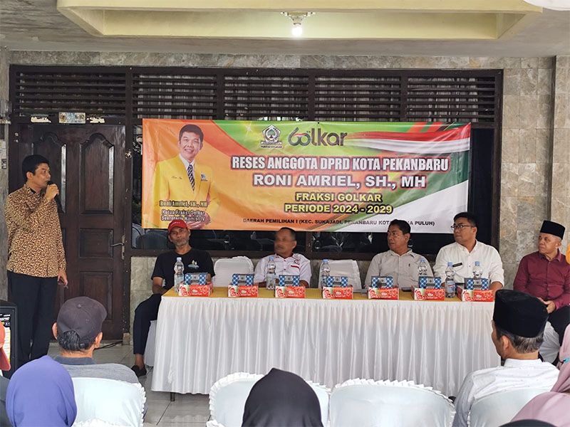 Anggota DPRD Pekanbaru Roni Amriel SH MH memberikan penjelasan fungsi DPRD kepada warga Jalan Kemiri, Kedung Sari, Sukajadi, dalam agenda reses, Rabu (20/11/2024).