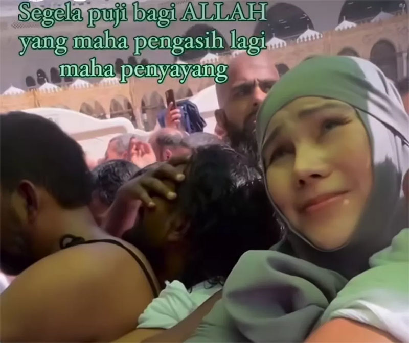 Isa Zega melaksanakan ibadah umrah dengan menggunakan pakaian perempuan.