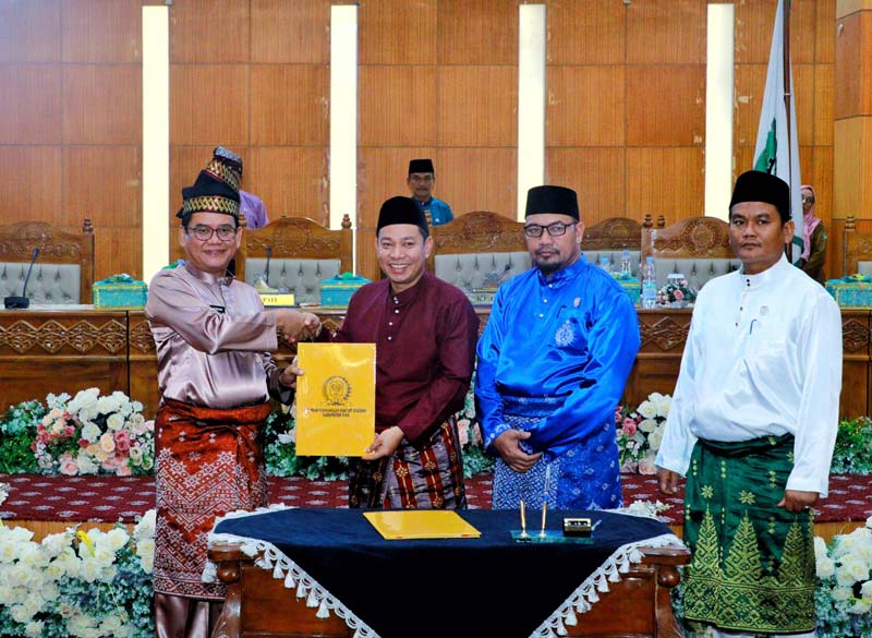 Ketua DPRD Siak Indra Gunawan didampingi Wakil Ketua I H Syarif dan Wakil Ketua II Laiskar Jaya, menyerahkan berita acara Ranperda APBD menjadi Perda