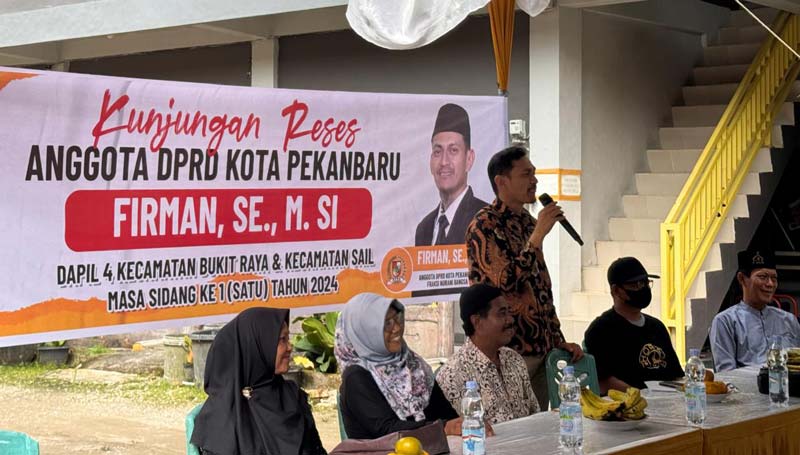 Anggota DPRD Kota Pekanbaru Firman SE MSi saat melaksanakan reses di RW 1 Simpang Tiga, Kecamatan Bukit Raya, Pekanbaru, Rabu (20/11/2024).