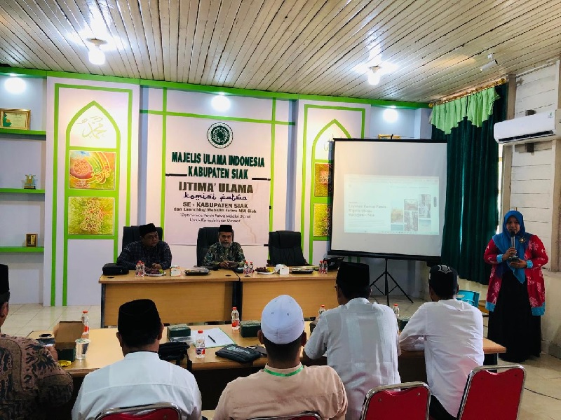 Ketua MUI Siak KH Ahmad Muhaimin bersama Ketua Komisi Fatwa MUI Siak KH Anam Syafi&rsquo;i memberikan sambutan sekaligus meluncurkan atau launching website fatwamuisiak.com di aula Kantor MUI Siak, Rabu