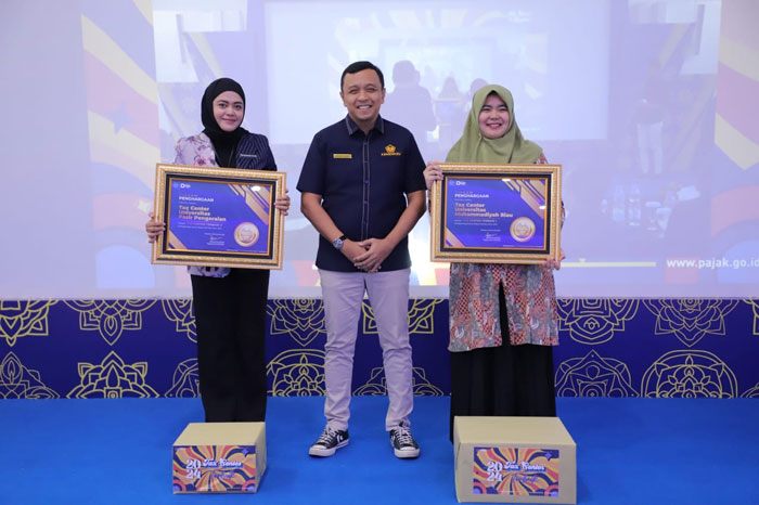 Kepala Kantor Wilayah DJP Riau, Ardiyanto Basuki (tengah) bersama penerima penghargaan Tax Center yang digelar di Aula Hang Tuah Kanwil DJP Riau, Rabu (20/11/2024).