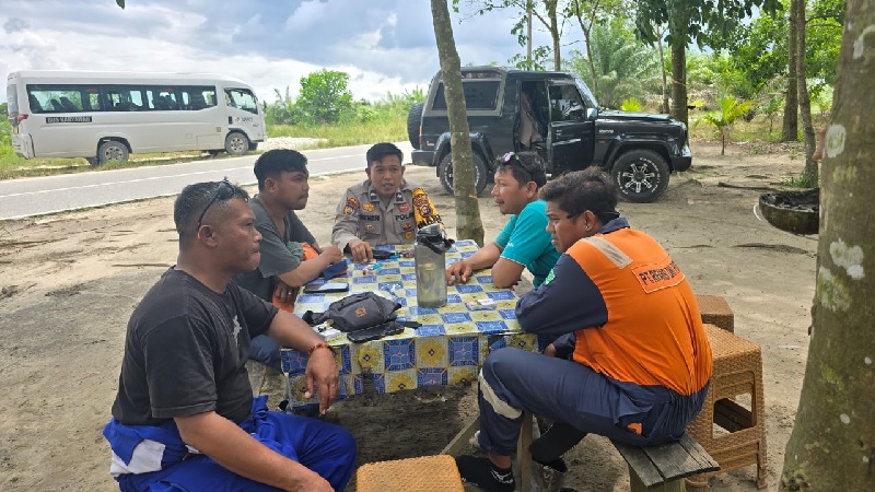Petugas Bhabinkamtibmas melaksanakan sosialisasi dan&nbsp;penggalangan cooling system Pilkada Serentak 2024 di Kelurahan Balai Raja Kecamatan Pinggir, Rabu (20/11/2024).