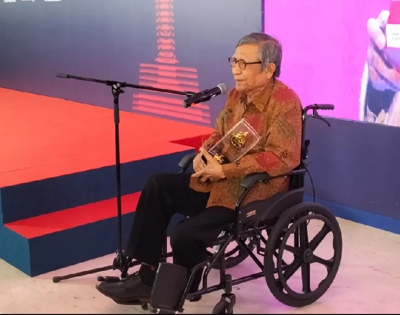 Imam Tantowi mendapatkan penghargaan Lifetime Achievement Award atas dedikasi dan pengabdiannya di industri film Tanah Air.