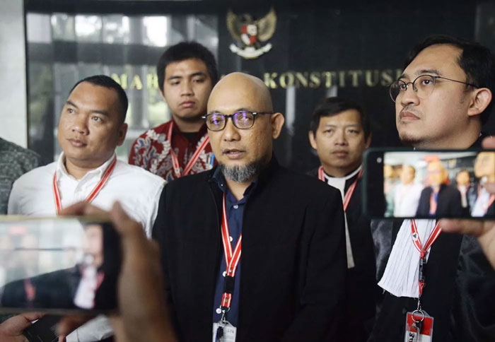 Ketua IM 57+ Institute Lakso Anindito (kanan) bersama sejumlah anggotanya.