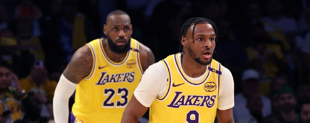 LeBron James saat bermain bersama putranya di Los Angeles lakers. James mengatakan akan meninggalkan media sosial.