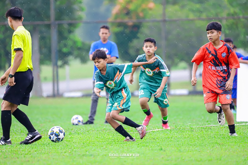 Para pemain junior PTPN IV Regional III saat bertanding pada Meet The World to Gothia Cup 2025 tingkat regional di SSB PTPN IV Regional III Pekanbaru, Riau, beberapa hari lalu.