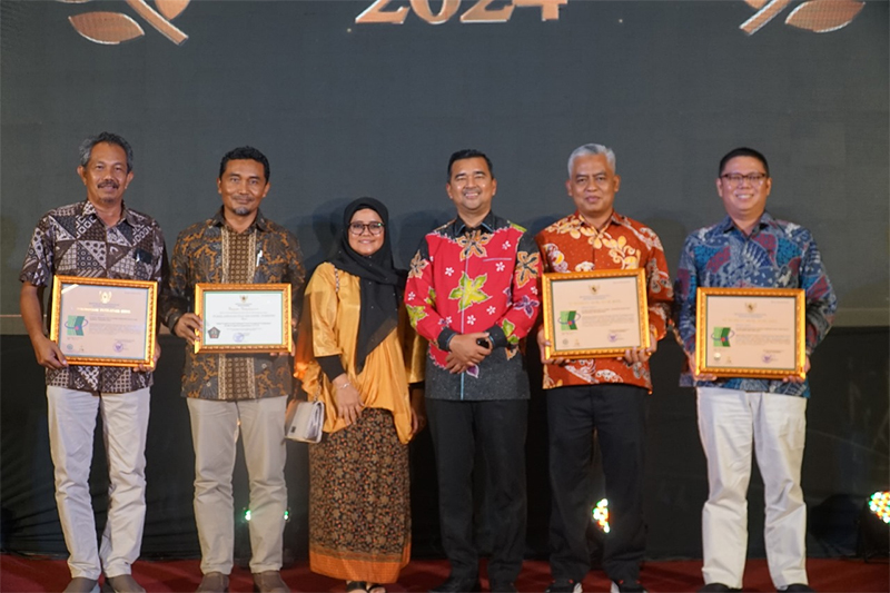 Kepala Dinas Tenaga Kerja dan Transmigrasi Provinsi Riau, Boby Rachmat foto bersama Deputy Business Unit (BU) Head Plantation RAPP, Adi Kusnadi, OHS Manager RAPP, Edy Supriyatno, Estate Manager Blok Tesso, Budi Waskito, Estate Manager Blok Tasik Belat, Ri