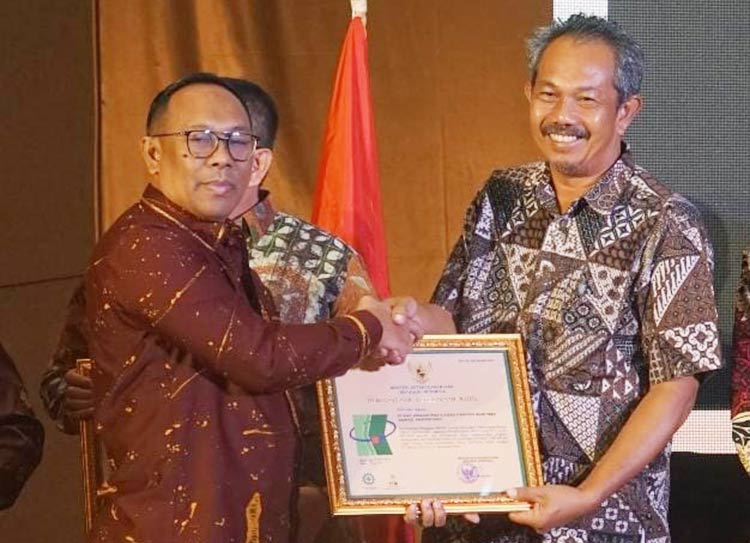 Pj Gubernur Riau (Gubri) Rahman Hadi menyerahkan penghargaan Kategori