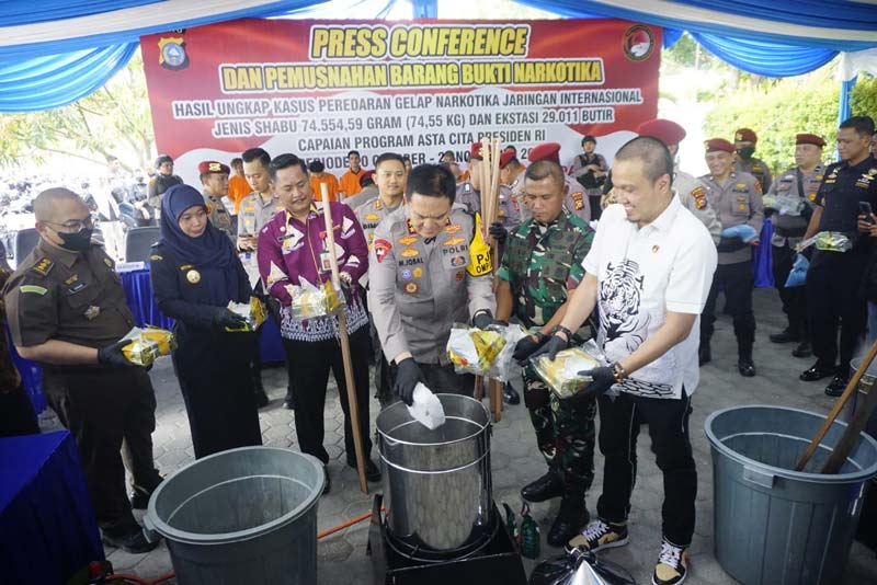 Kapolda Riau Irjen Pol Mohammad Iqbal (tengah) melakukan pemusnahan barang bukti narkotika hasil pengungkapan kasus peredaran gelap jaringan internasional di Halaman Mapolda Riau, Pekanbaru