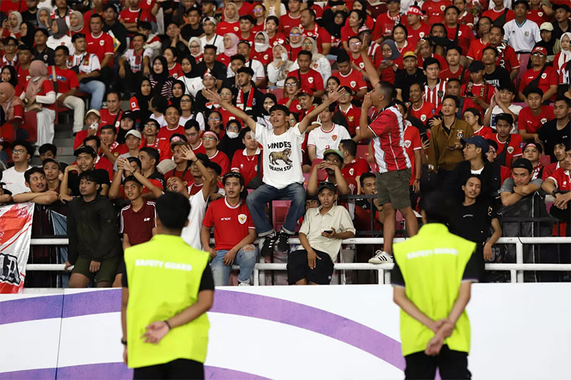 Suporter Indonesia memberikan dukungan kepada Timnas Indonesia.