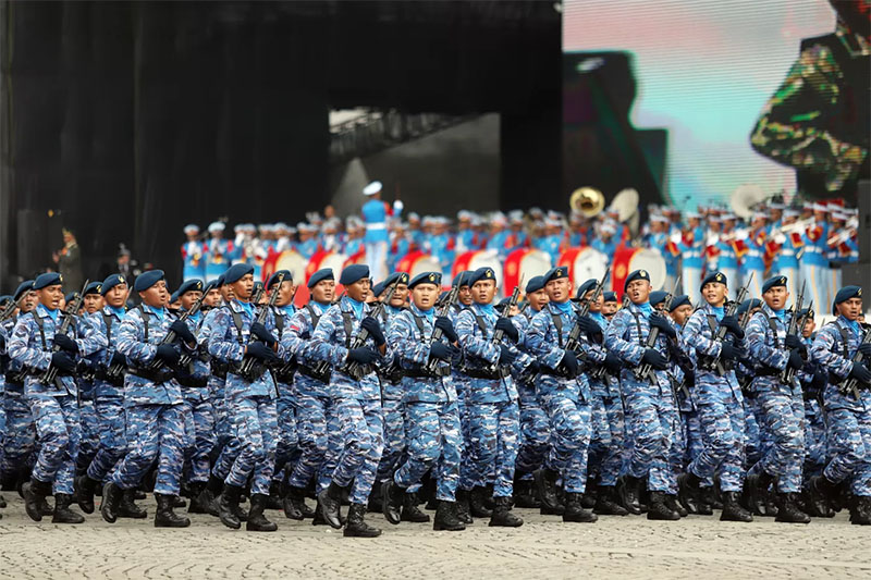 Prajurit TNI AU saat melakukan defile pada peringatan Hari Ulang Tahun (HUT) ke-79 Tentara Nasional Indonesia (TNI) di Lapangan Silang Monumen Nasional (Monas), Gambir, Jakarta, Sabtu (5/10/2024).