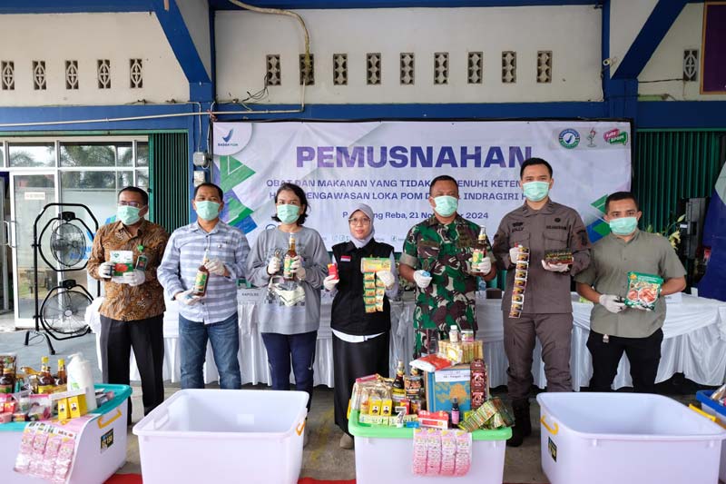 Kepala Loka POM Inhu Emi Amalia SFarm Apt MSc (rompi hitam) bersama instansi terkait saat memusnahkan ribuan produk obat dan makanan, Kamis (21/11/2024).