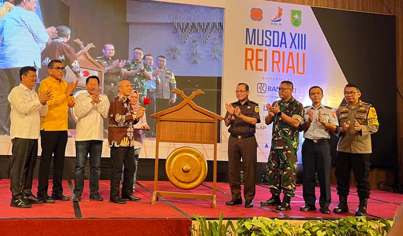 Pemukulan gong sebagai penanda bahwa Musda DPD REI Riau resmi dimulai pada Kamis (21/11/2024) di The Premiere Hotel Pekanbaru.