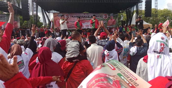 Pasangan calon urut 3, H Halim-Sardiyono, Jumat (22/11) melaksanakan kampanye akbar di Lapangan Limuno Teluk Kuantan, Kecamatan Kuantan Tengah.