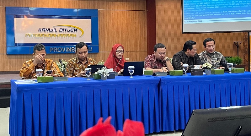 Press release APBN Riau di Aula Lancang Kuning Kantor DJPb Riau, Jumat (22/11/2024).