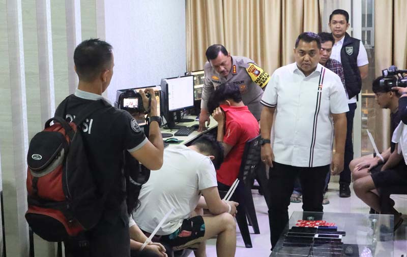 Ditkrimum Polda Kepulauan Riau menggerebek dua unit kamar di Apartemen Aston Batam yang diduga dijadikan tempat pengoperasian judi online, Jumat (22/11/2024).