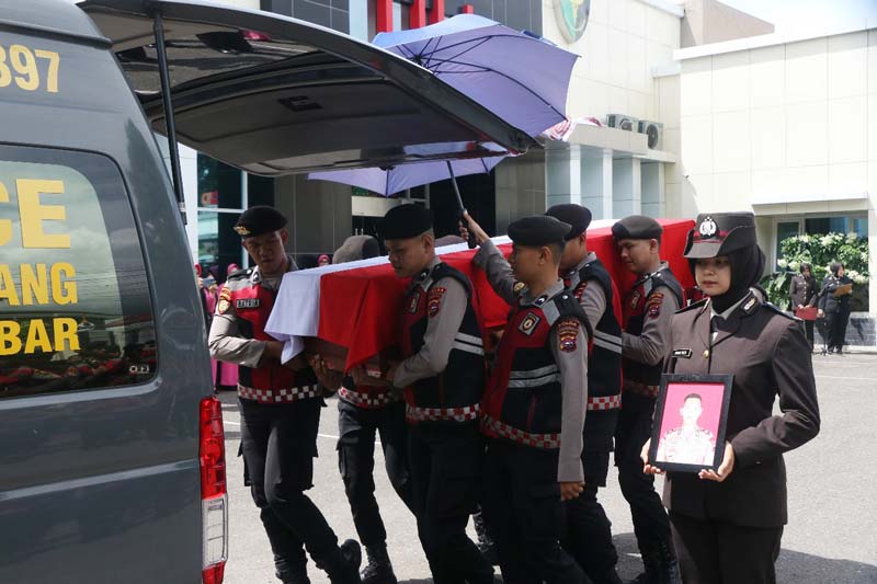Jenazah Kasatreskrim Polres Solok Selatan AKP Ulil Ryanto Anshari saat akan diterbangkan menuju Makassar usai upacara pelepasan di RS Bhayangkara Padang