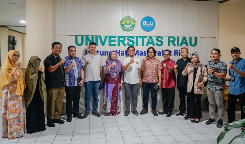 Rektor Universitas Riau Prof Dr Hj Sri Indarti SE MSi (enam kiri)  dan jajaran foto bersama CEO Riau Pos Group Ahmad Dardiri (enam kanan), dan jajaran kunjungan Riau Pos ke Universitas Riau