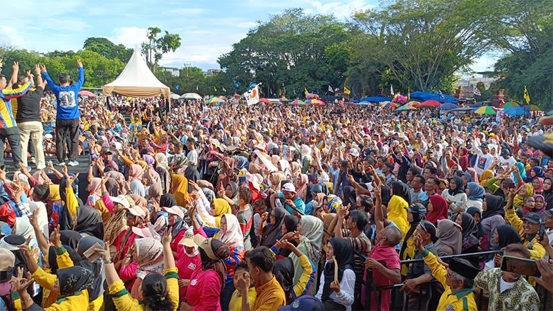 Paslon bupati-wakil bupati urut 2, Dr Adam SH MH - H Sutoyo kampanye akbar di lapangan Limuno Teluk Kuantan, Sabtu (23/11) disambut ribuan massa.