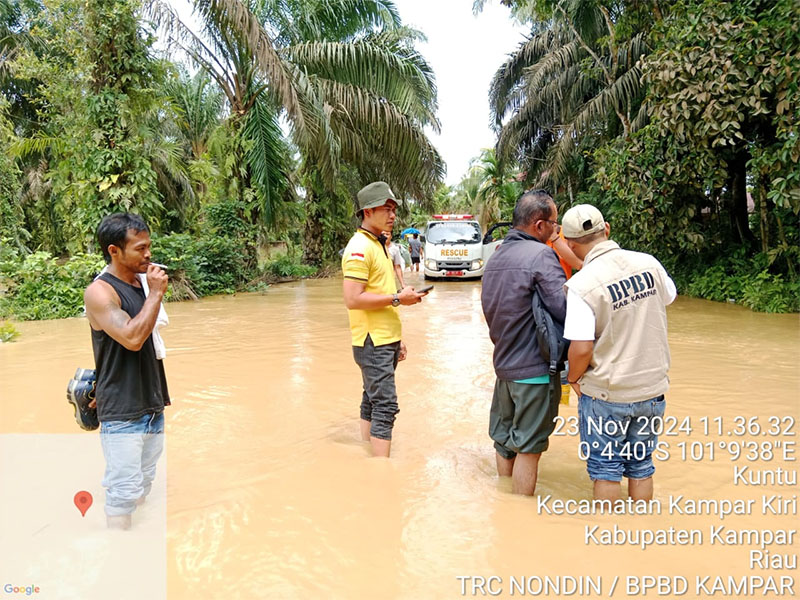 Tim BPBD Kabupaten Kampar meninjau banjir di Desa Telukpaman Kecamatan Kamparkiri, Sabtu (23/11/2024).