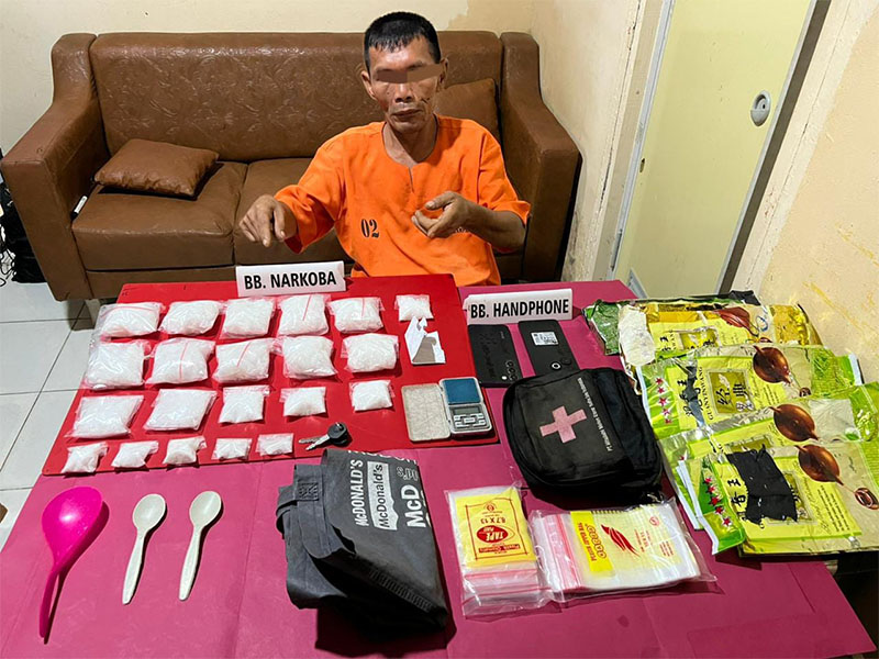 Satresnarkoba Polres Kampar menangkap bandar narkoba jenis sabu berinisal RI bersama barang bukti sabu-sabu 1,2 Kg sabu, Selasa (19/11/2024).