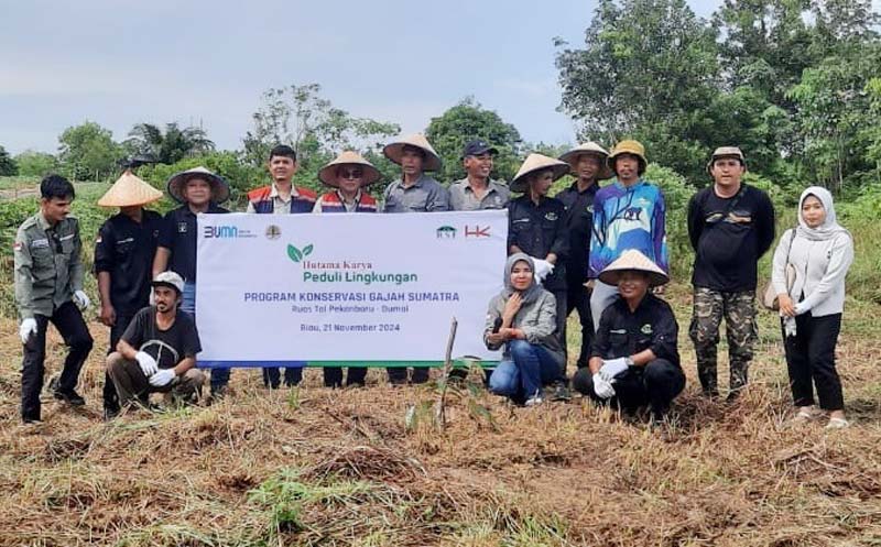 Manajemen Hutama Karya, RSF, KLHK dan kelompok tani, foto bersama usai penanaman pohon di sekitar terowongan gajah Jalan Tol Permai, Desa Pinggir, Mandau, Bengkalis