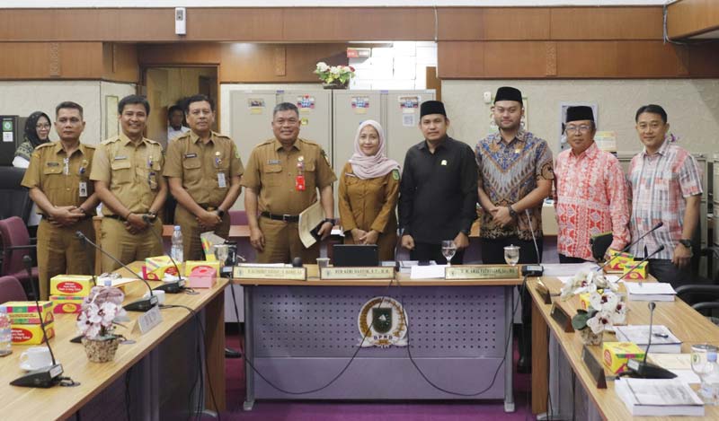 Jajaran Komisi I DPRD Riau dan BKD Riau foto bersama usai rapat.