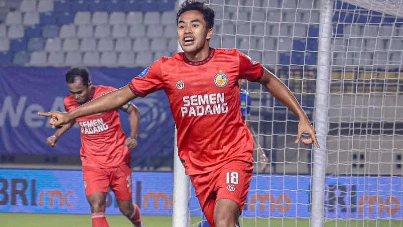 Gala Pagamo, bintang muda yang mencuat di tengah terpuruknya Semen Padang di BRI Liga 1. Empat laga terakhir Gala sukses mencetak 4 gol.