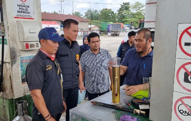 Petugas melakukan pengecekan kualitas BBM di sejumlah SPBU di Provinsi Riau.