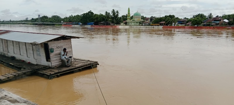 Kondisi Sungai Kuantan dari Tepian Narosa Teluk Kuantan, Sabtu (23/11) pagi.