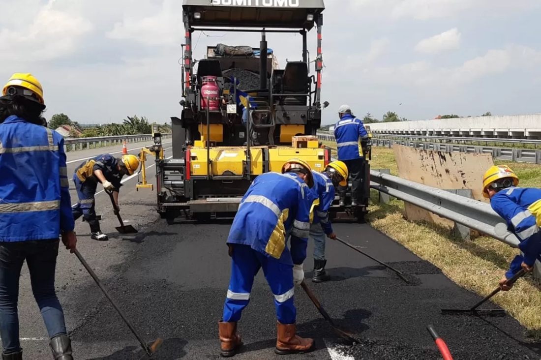 Ilustrasi, perbaikan ruas jalan tol jelang menyambut libur nataru berikut pembenahan jelang lebaran 2025 dilakukan Kementrian PU.