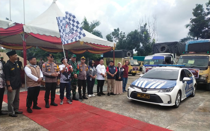 Ketua KPU Agung Setiawan, Kapolres Bengkalis AKBP Setyo Bimo Anggoro, Bawaslu Usman melepas distribusi logistik Pilkada serentak di Halaman Kantor LAMR Bengkalis, Ahad (24/11/2024).