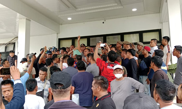 Massa menggeruduk areal Kantor Bupati Kuantan Singingi, Ahad (24/11/2024).