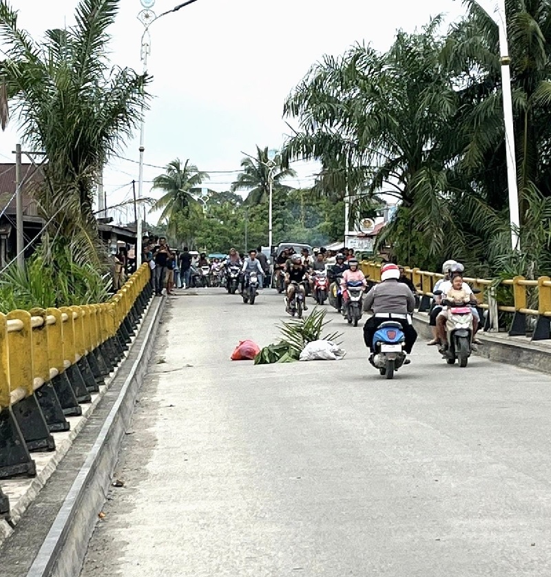 Lalu lintas menuju Jembatan Sungai Rokan di Desa Suka Damai Kecamatan Ujung Batu, Rohul diberlakukan sistem buka tutup, pascaterjadinya kemiringan lantai jembatan yang dihantam derasnya air Sungai.