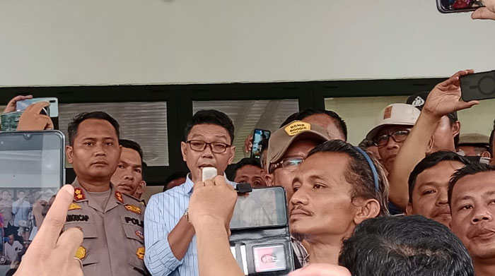 PJ Sekda Kuansing H Fahdiansyah memberikan penjelasan pada massa yang datang terkait pertemuan Kades, PJ kades dan camat se-Kuansing, Ahad (24/11).