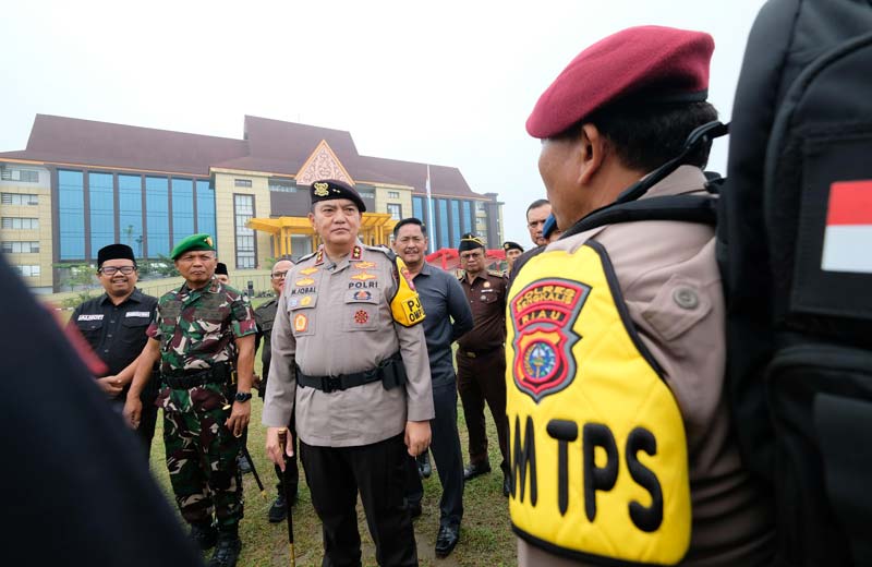 Kapolda Riau Irjen Pol Mohammad Iqbal saat mengecek kesiapan pasukan yang akan bertugas mengamankan TPS Pilkada 2024 di Mapolda Riau, Pekanbaru, Ahad (24/11/2024).
