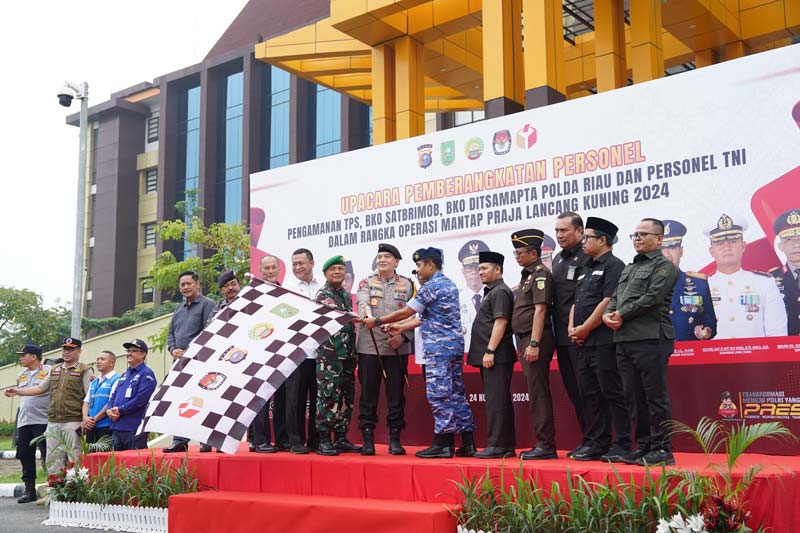 Kapolda Riau Irjen Pol Mohammad Iqbal bersama Danrem 031/WB Brigjen TNI Sugiyono dan Danlanud Roesmin Nurjadin Marsma TNI Feri Yunaldi didampingi Forkopimda Riau mengangkat bendera start