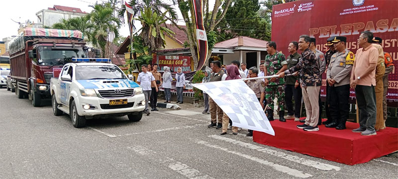 Ketua KPU Kuansing, Wawan Ardi melepas pemberangkatan armada pendistribusian logistik Pilgub dan Pilkada serentak Kuansing ke PPK, Senin (25/11) di halaman KPU Kuansing.