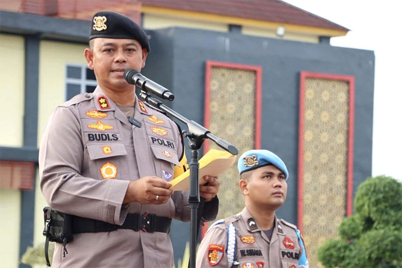 Kapolres Rohul AKBP Budi Setiyono SIK MH memberikan arahan saat pimpin upacara pemberangkatan personel PAM TPS pada Pilkada 2024 di Lapangan Mapolres Rohul, Ahad (24/11/2024) petang.
