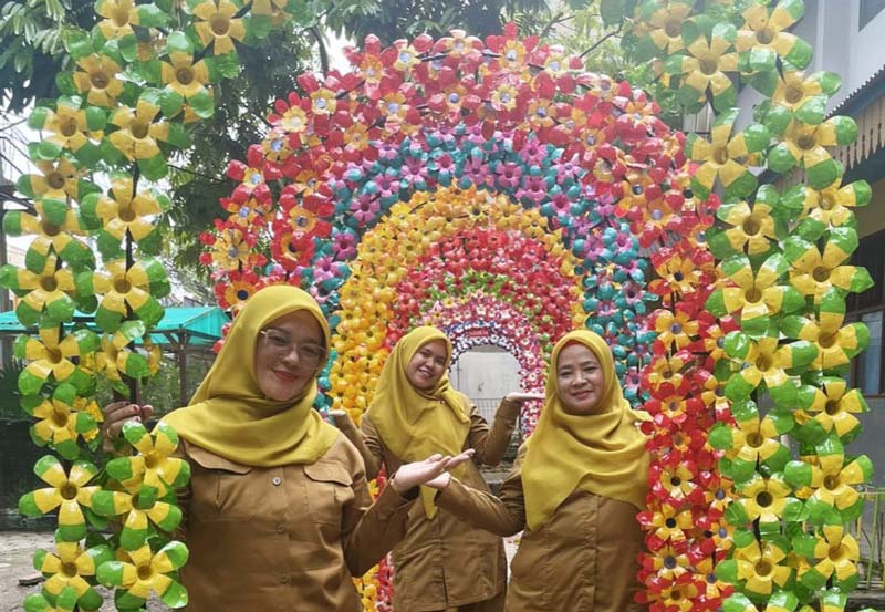 Sejumlah guru SDN 67 Pekanbaru berfoto bersama di gerbang yang berasal dari botol bekas, baru-baru ini.