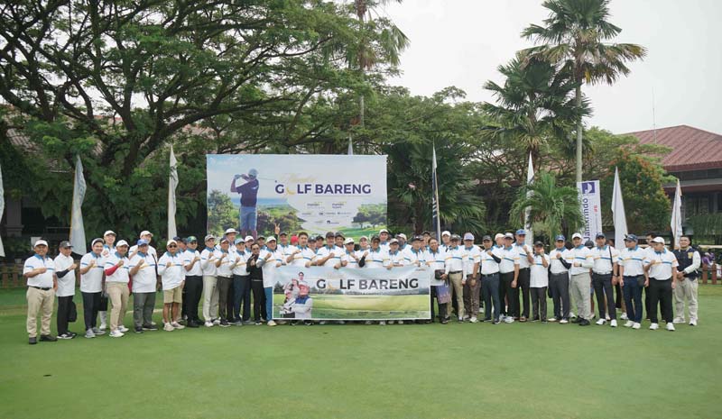 Area Head Bank Mandiri Pekanbaru Rindra Setyawan dan jajaran manajemen Bank Mandiri, stakeholder serta nasabah Bank Mandiri foto bersama saat kegiatan