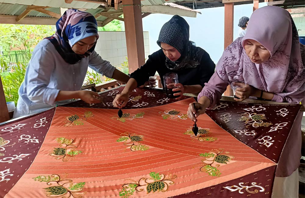APRIL dan APR melalui Community Development (CD) kembali menggelar pelatihan batik kepada kelompok batik binaan yang dilaksanakan di Pangkalan Kerinci, Pelalawan, Senin-Kamis (18-21/11/2024).
