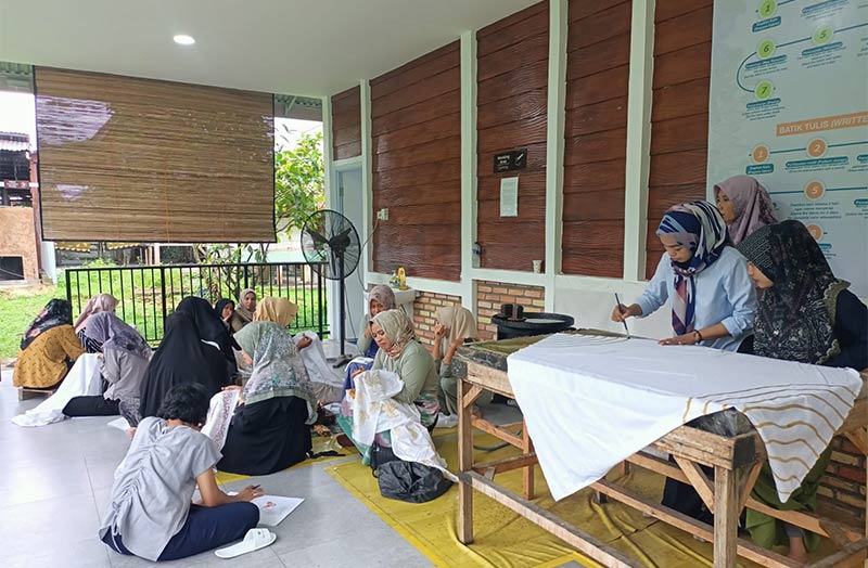 APRIL dan APR melalui Community Development (CD) kembali menggelar pelatihan batik kepada kelompok batik binaan yang dilaksanakan di Pangkalan Kerinci, Pelalawan, Senin-Kamis (18-21/11/2024).